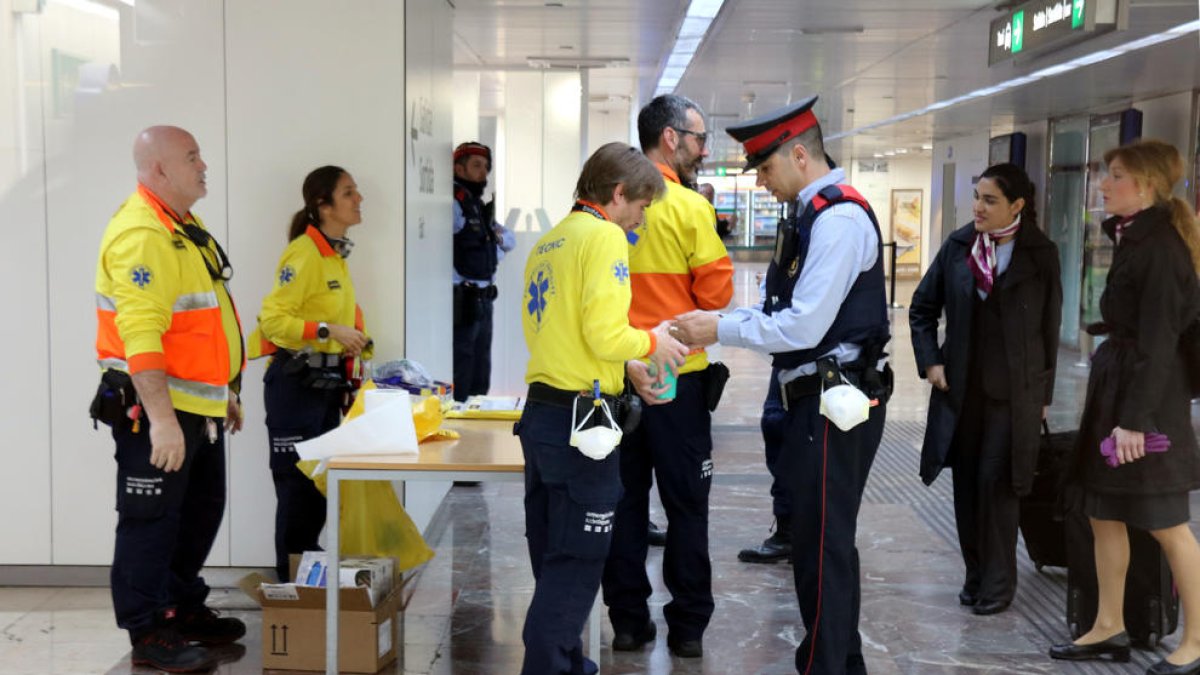 El Dispositiu estàtic de control (DEC) dels Mossos d'Esquadra i el SEM a l'estació de Sants de Barcelona durant la sortida de passatgers procedents de Madrid