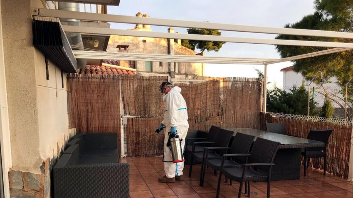 Un soldado del ejército español en la residencia de gente grande Mar y Sol desinfectando uno de los espacios.