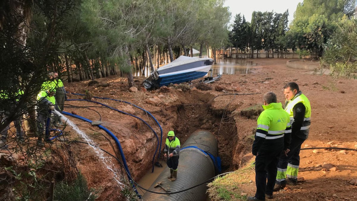 Una avería de la cañería del CAT en l'Ampolla, con los operarios trabajando.