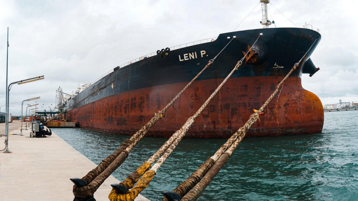 Imagen del petrolero LENI P en el Puerto de Tarragona.