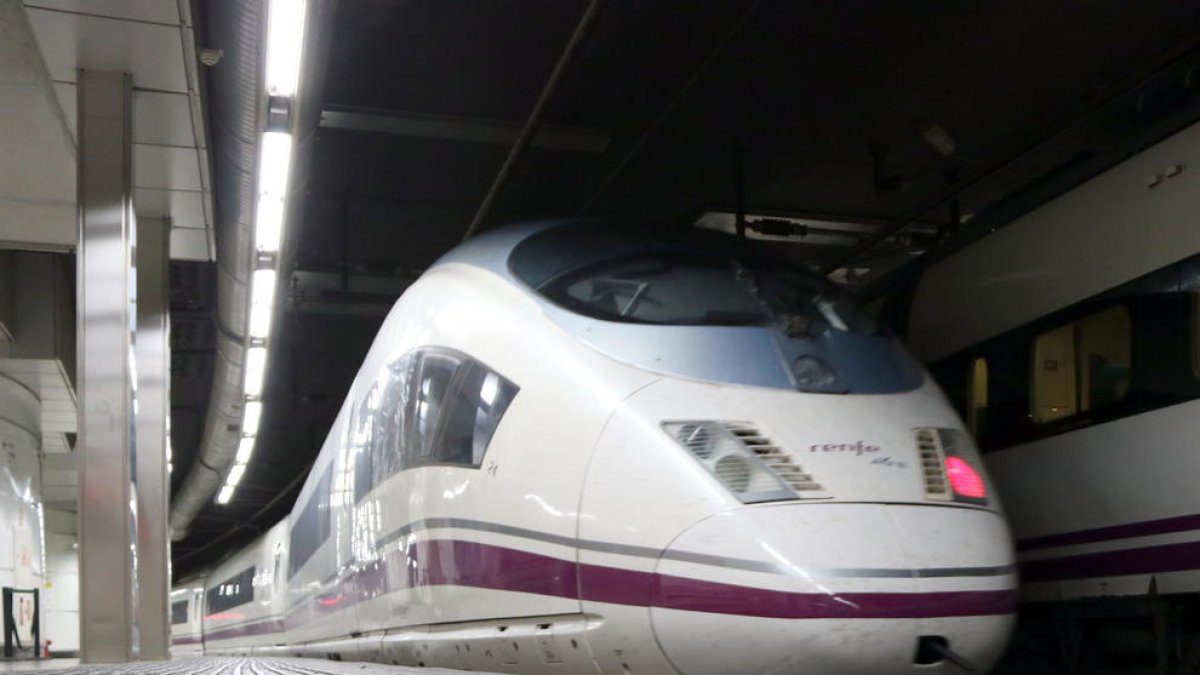 Un AVE que se marcha hacia Madrid desde la estación de Sants de Barcelona