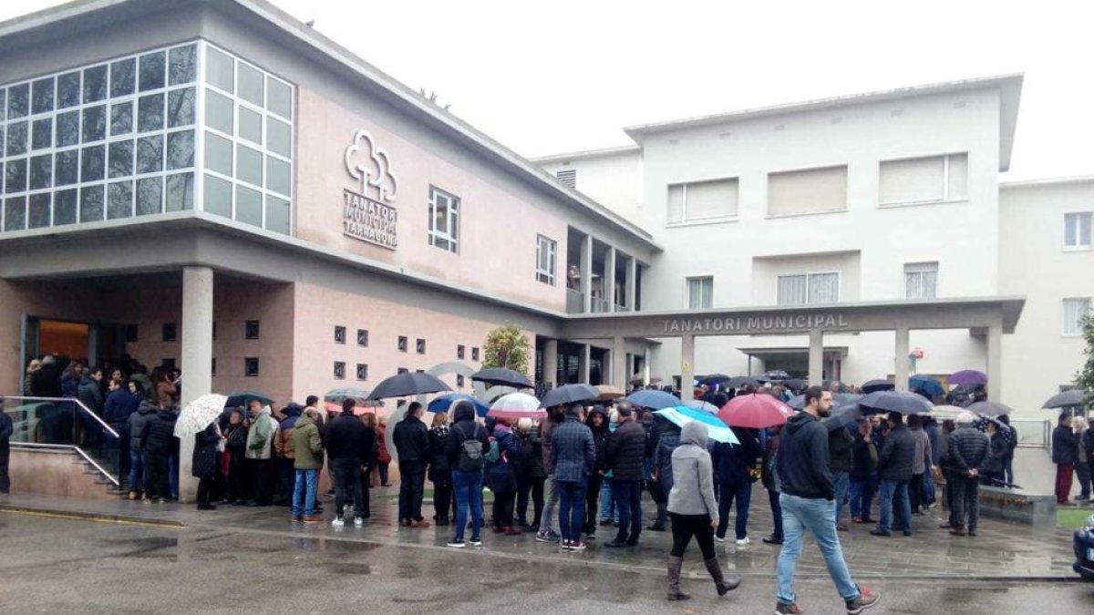 Imagen de la multitut que se ha acercado al tanatorio de Tarragona.