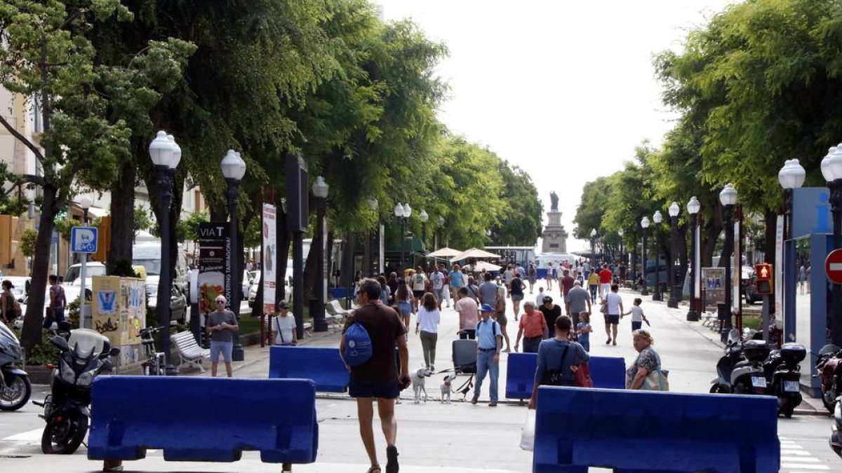 Cuatro de los bloques cedidos por el Port al Ayuntamiento para evitar atentados terroristas en la Rambla.