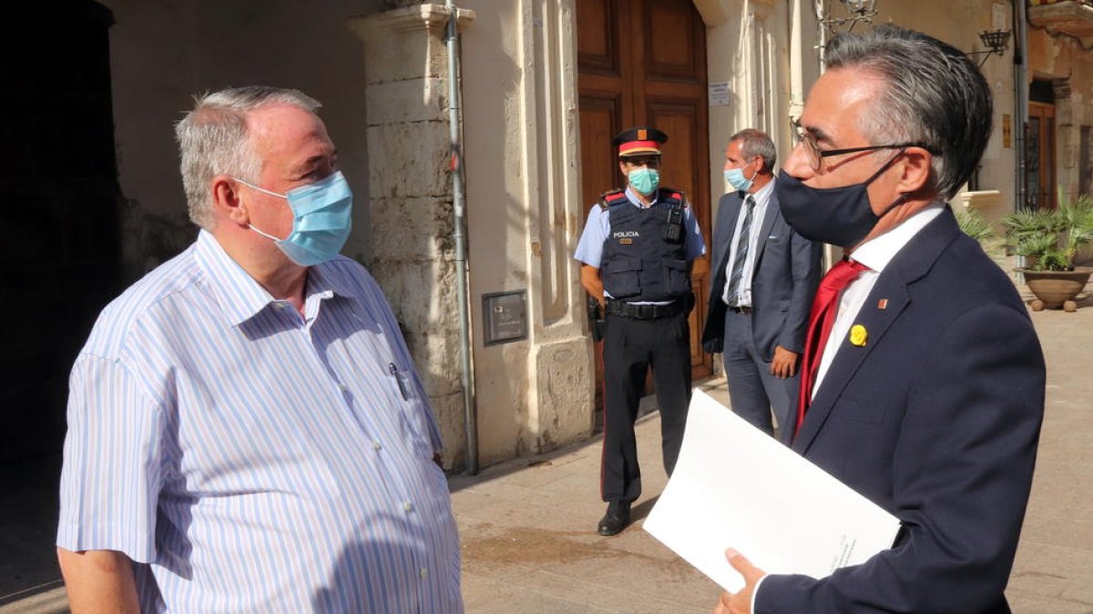 Pla mitjà del conseller d'Empresa i Coneixement, Ramon Tremosa, conversant amb l'alcalde de l'Arboç, Joan Sans.