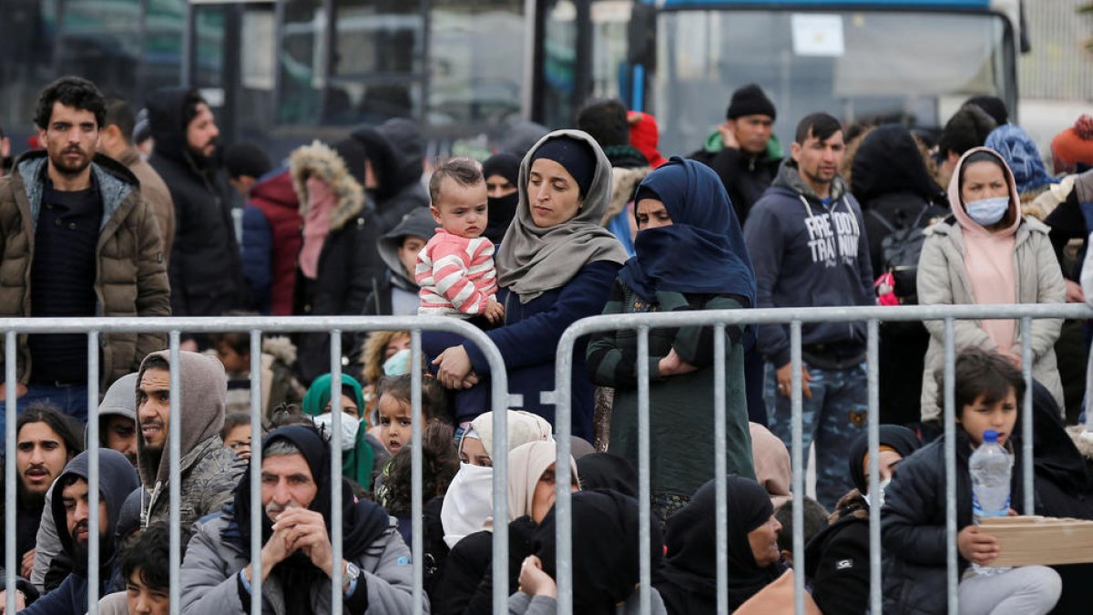 Refugiats i migrants al port de Mytilene, a l'illa de Lesbos, Grècia, el 4 de març