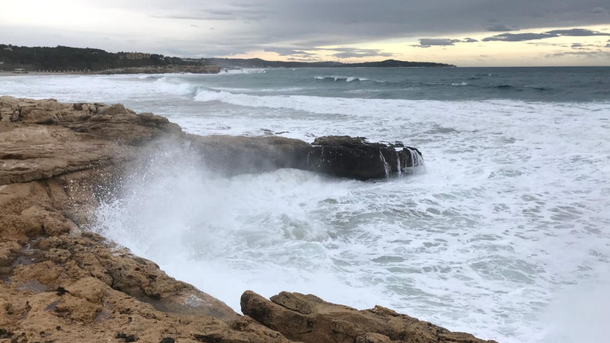 Plano general de las olas impactando contra las rocas, cerca de la playa de la Arrabassada.