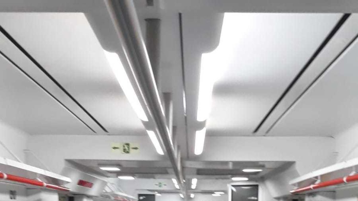 Un vagó de tren de Rodalies pràcticament buit