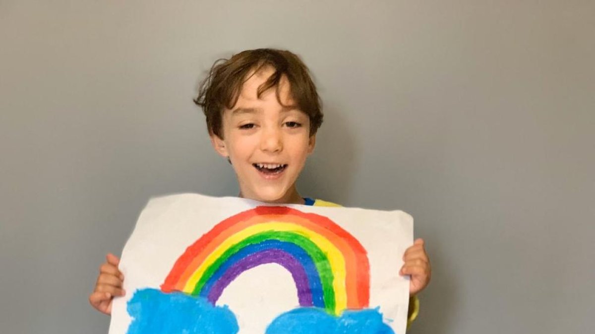 Imagen del Àlvaro, un niño de Tarragona que ha pintado su arco iris esta mañana.