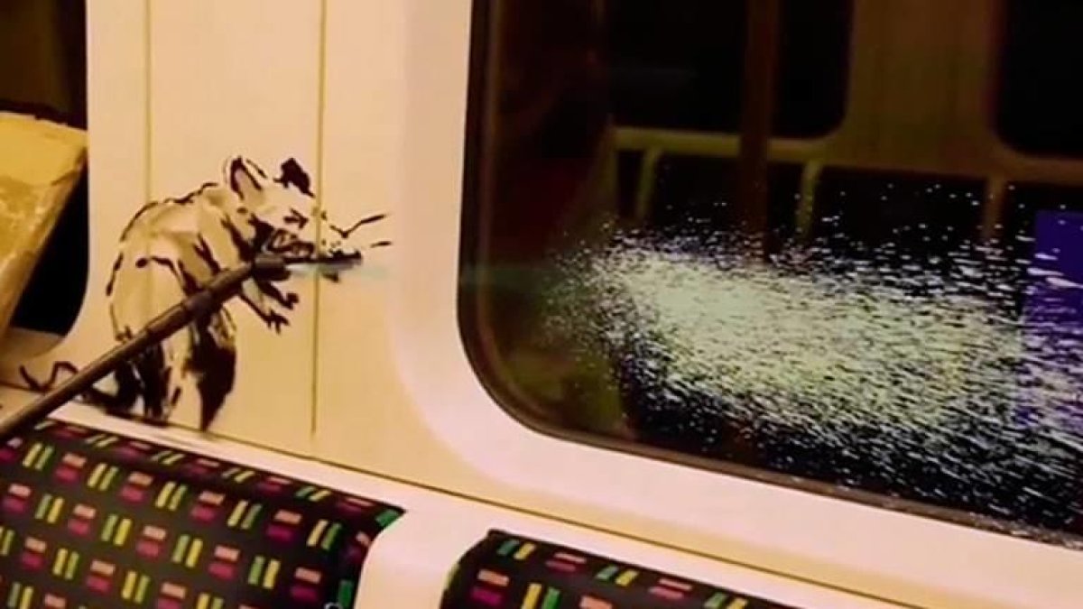 Una de les rates de Banksy abans de ser eliminades per un netejador del metro de Londres.