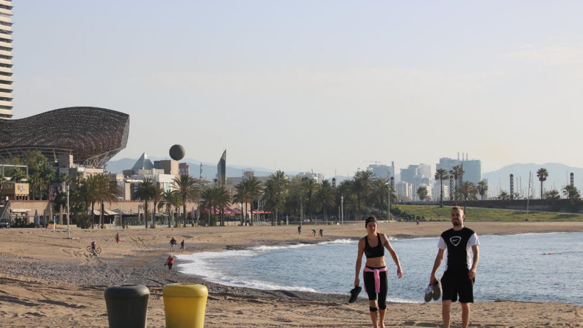 Ciutadans a les platges de Barcelona en la seva obertura