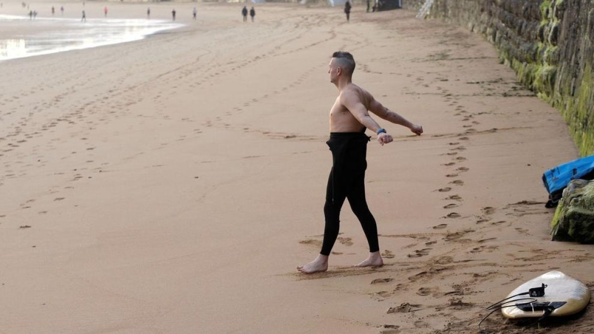 Espanya, país on el turisme és una de les principals fonts d'ingressos, viu pendent de què succeirà amb les platges a conseqüència de la crisi sanitària del coronavirus