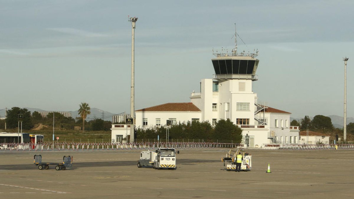 Una imatge d'arxiu de la torre de control de l'Aeroport de Reus.