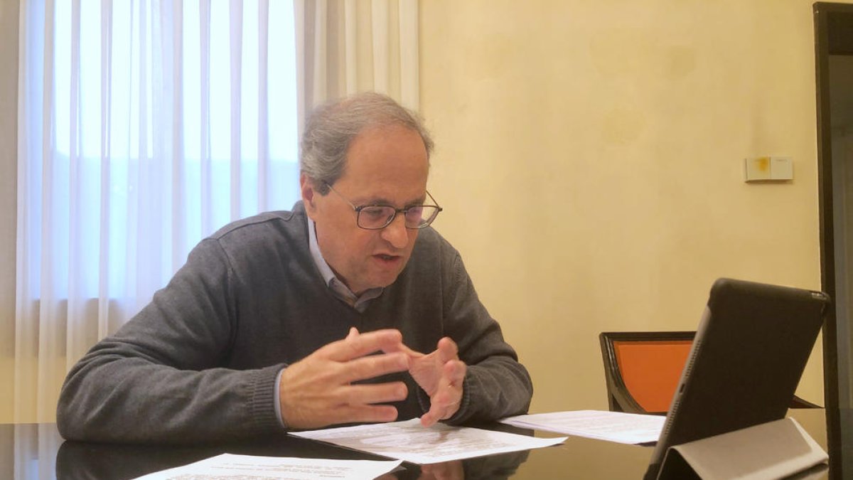 Pla mitjà del president del Govern, Quim Torra, en la reunió telemàtica amb els grups parlamentaris per analitzar l'evolució del coronavirus a Catalunya.