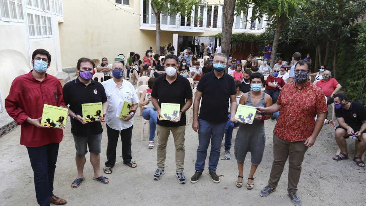 Presentación del cuento 'El barret del Nano Capità'  ayer en el Jardí del Metropol de Tarragona.