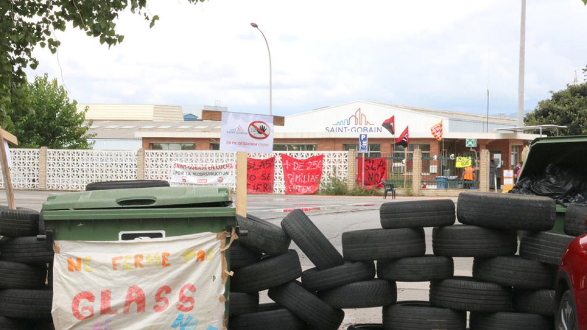 El acceso a la fábrica de Saint-Gobain en l'Arboç, bloqueado con neumáticos con motivo de la huelga indefinida de los trabajadores.