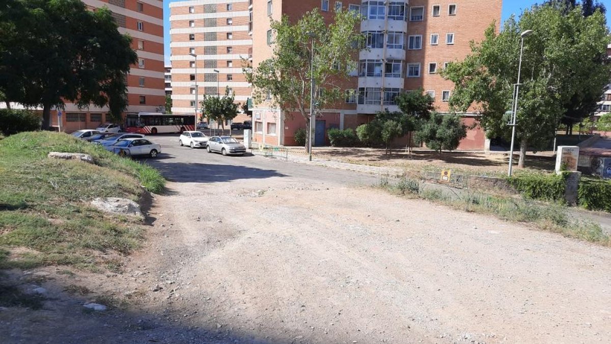L'asfaltat que connecta les zones del barri és una petició dels veïns.