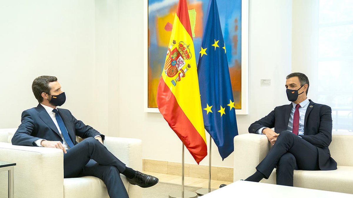 El president del govern espanyol, Pedro Sánchez, i el líder del PP, Pablo Casado, reunits a La Moncloa.