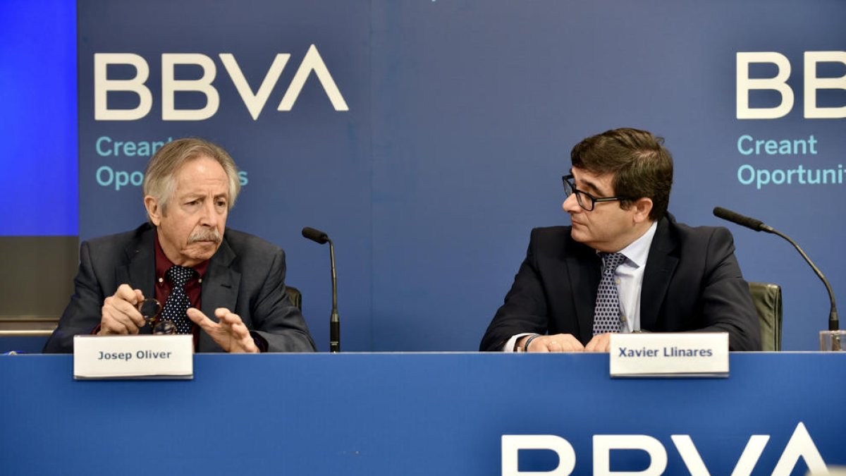 Josep Oliver y Xavier Llinares (director de BBVA en Cataluña), en una imagen de archivo.