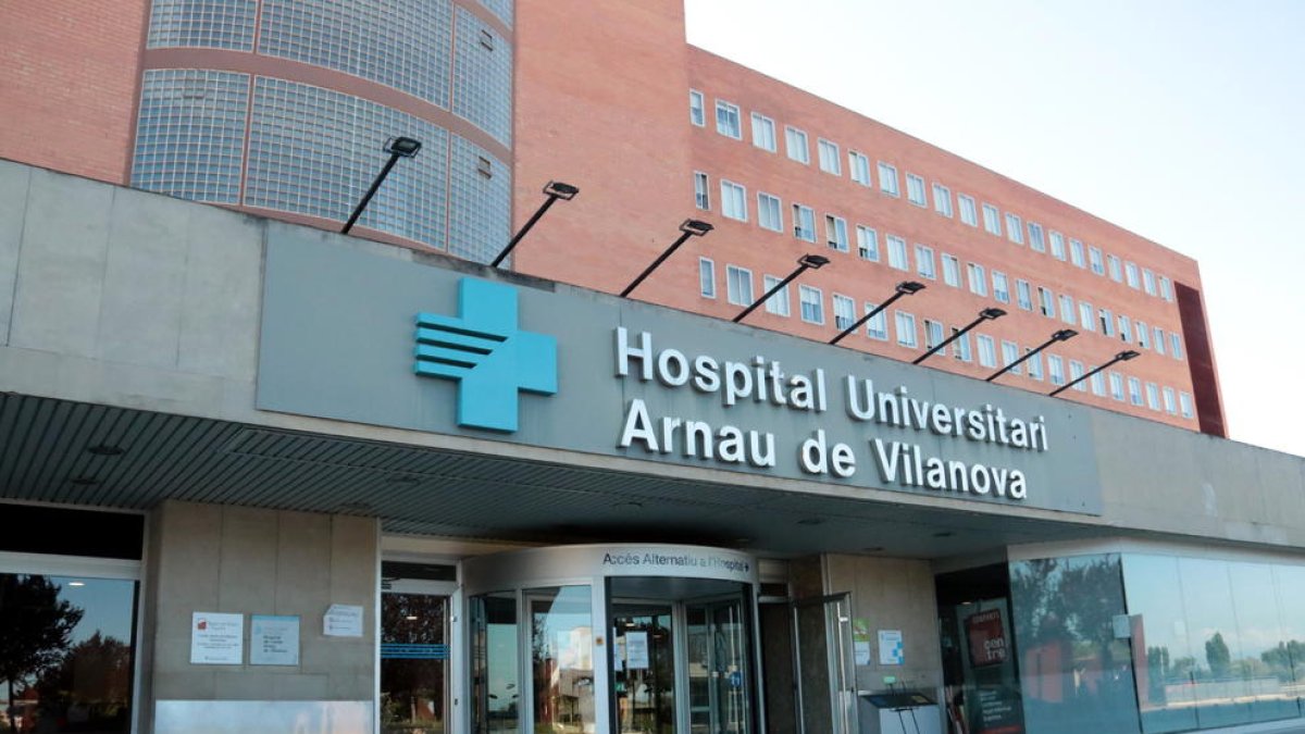 Imatge de la porta d'accés a l'Hospital Universitari Arnau de Vilanova de Lleida.