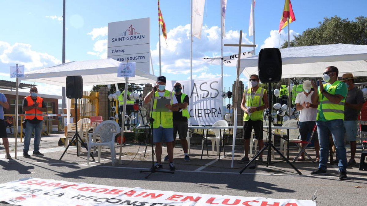 Pla general dels representants sindicals durant la lectura del manifest a les portes de la fàbrica Saint Gobain a l'Arboç en la manifestació per denunciar el tancament d'una divisió de la planta