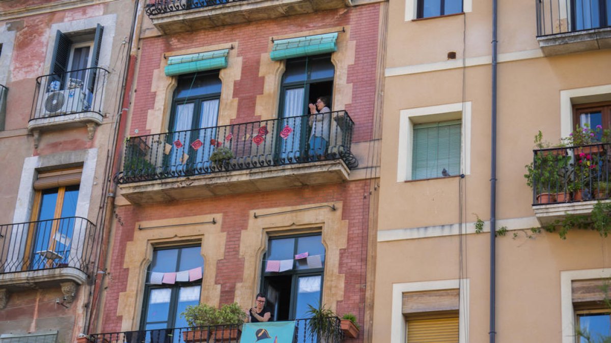 Gente aplaudiendo en los balcones