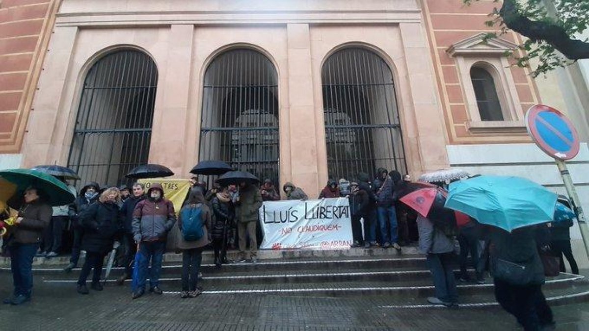 Delante el Audiencia Provincial se concentraron una cuarentena de personas en apoyo al joven.