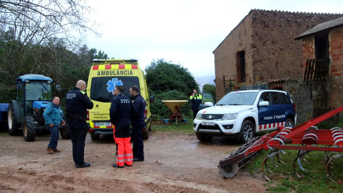 Imatge d'un cotxe dels Mossos i una ambulància a la masia on s'ha trobat l'home de 80 anys a Begues.