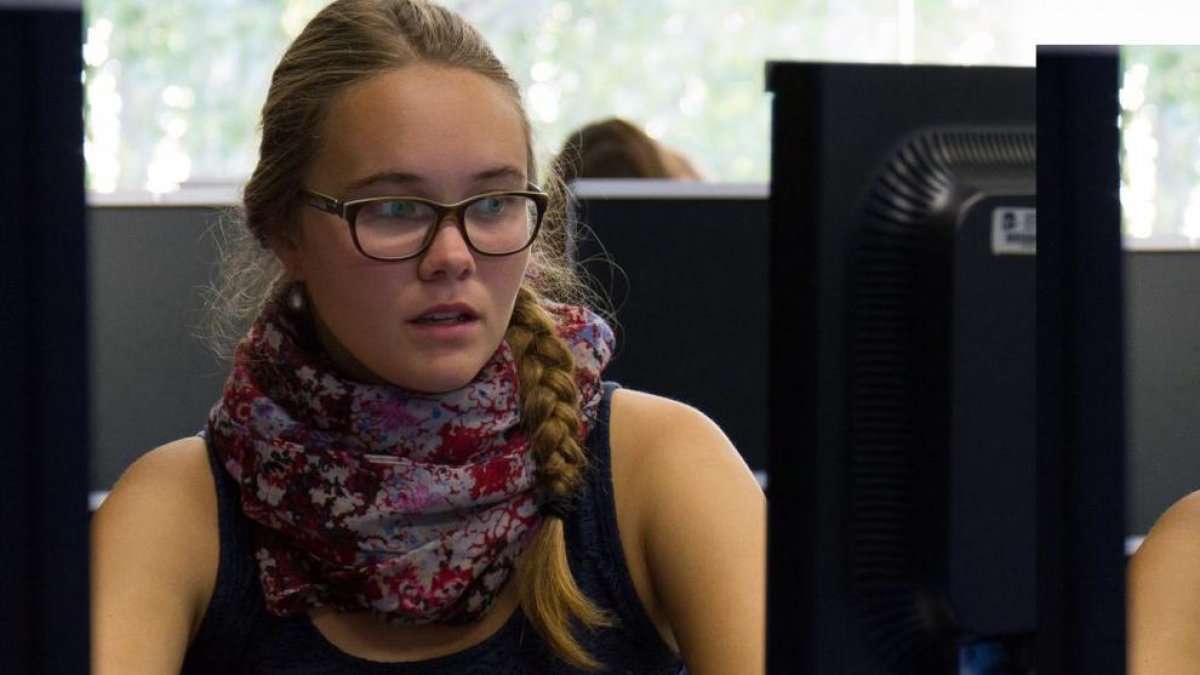 Una estudiante de la Facultad de Economía y Empresa en un aula de prácticas, antes del confinamiento.