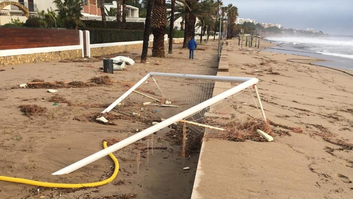 Imagen de los desperfectos en la playa.