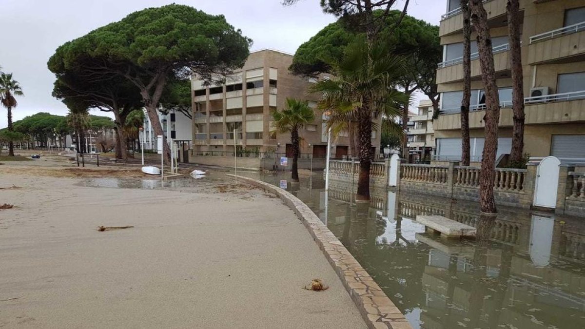 La tempesta ha deixat zones de platja i carrer inundats, passejos plens de sorra, i danys en les passarel·les de fusta, les dutxes de les platges i mobiliari urbà.