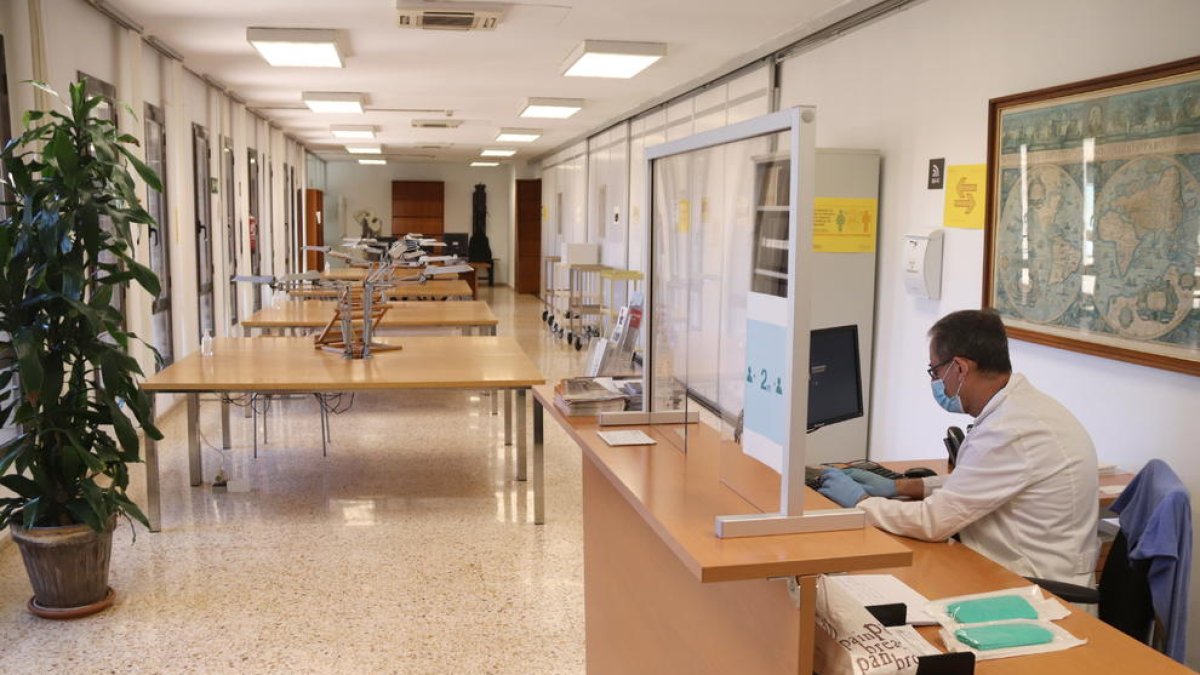 La sala de consultas del Archivo Histórico de Tarragona, con diferentes medidas de seguridad por la covid-19.