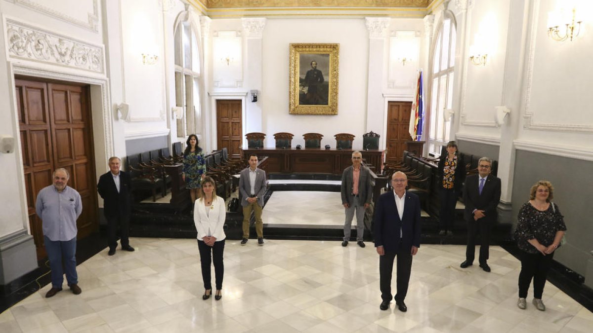 L'alcalde de Reus, Carles Pellicer, amb els portaveus de tots els grups municipals i representants d'agents socials i econòmics, en la presentació d'un pla per reactivar l'economia de la ciutat.