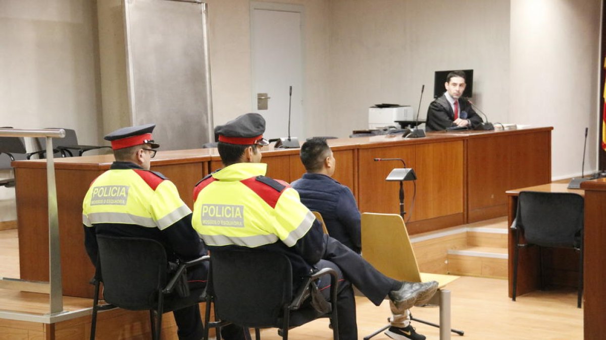 El acusado de agredir sexualmente a su hijastra en Lleida, en el juicio en la Audiencia.