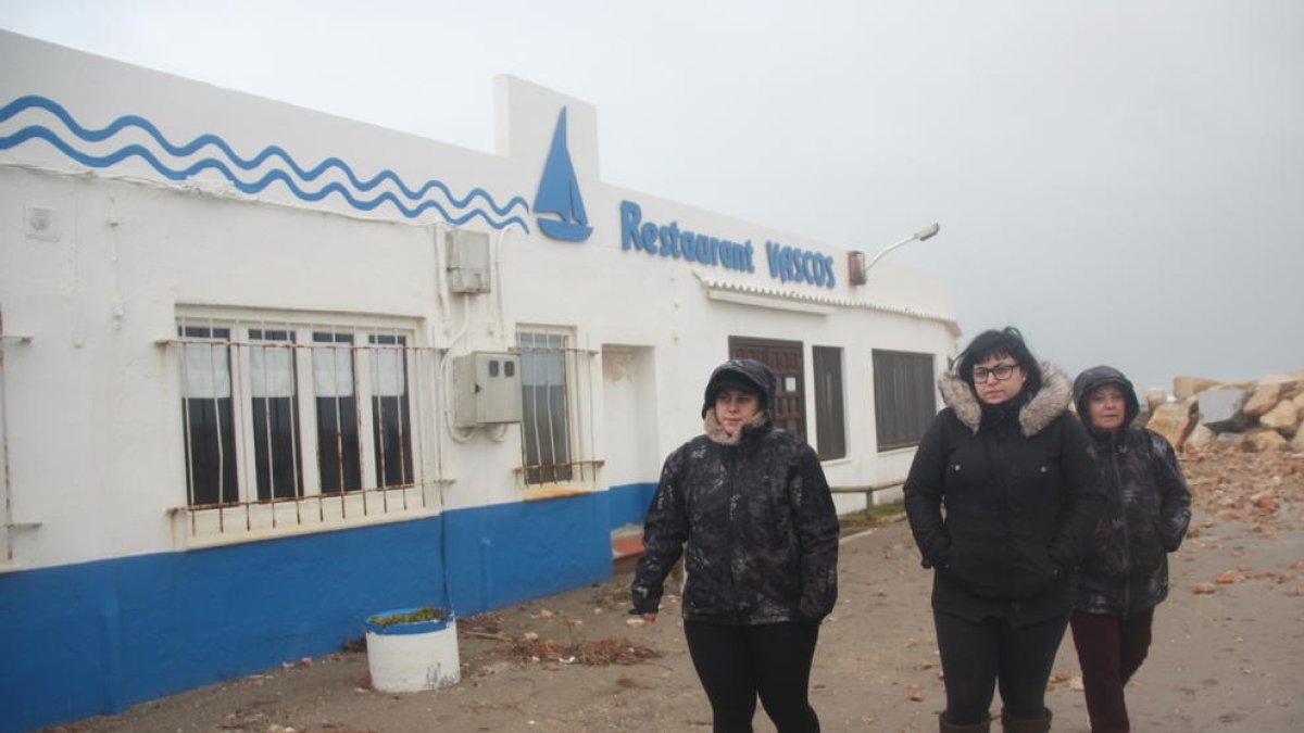 Las propietarias del restaurante Vascos, en la playa de la Marquesa, comprobando los efectos del temporal.