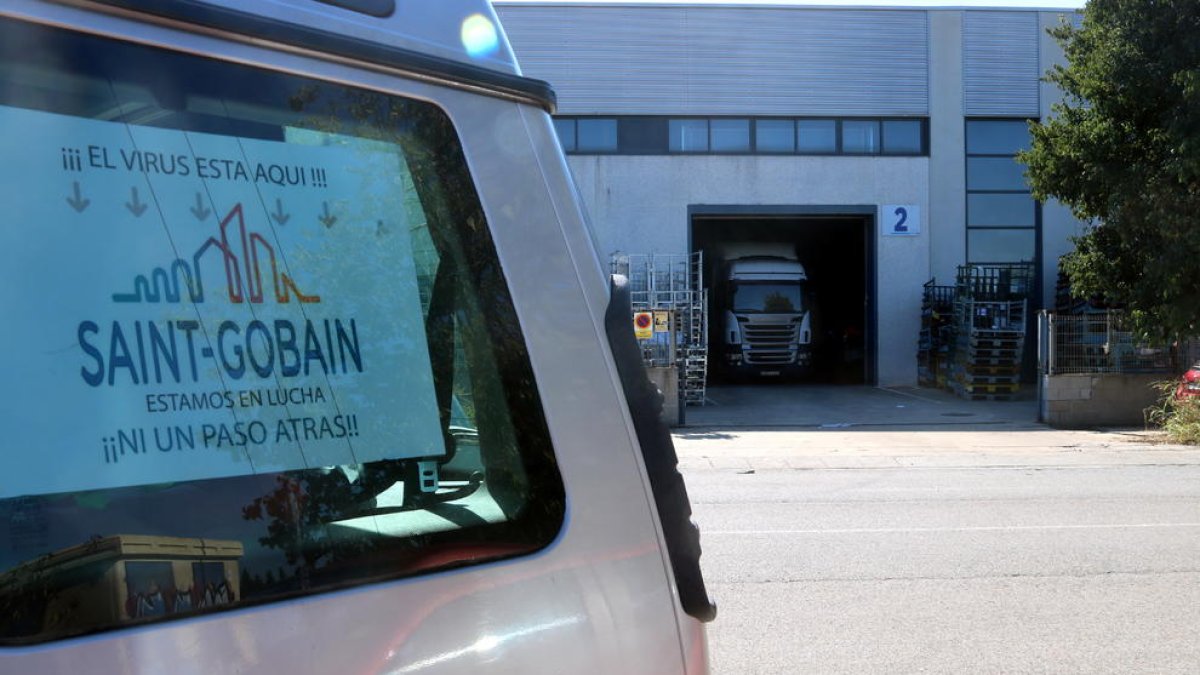 Imatge d'un camió carregant al centre logístic de Saint Gobain a Bellvei