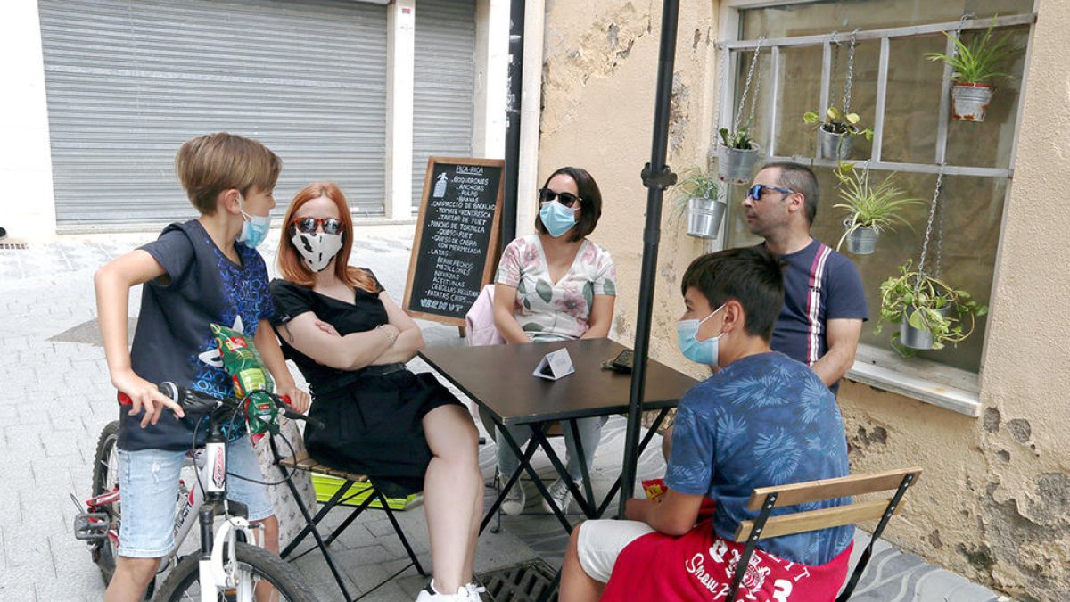 Imagen de archivo de un grupo de personas en una terraza en Cambrils.