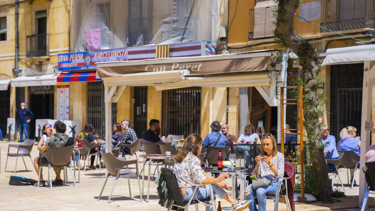 Los establecimientos de Tarragona tienen que recoger mesas|tablas y sillas a las 23 h., aunque el Estado español permite hacerlo a la hora habitual.