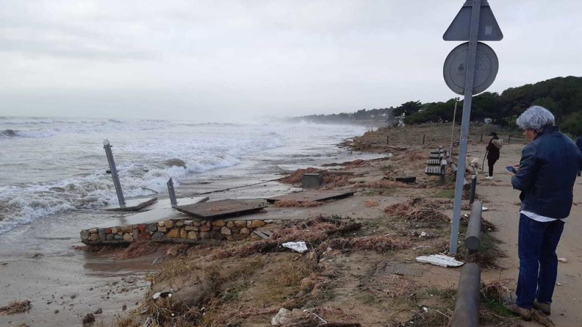 La playa Larga afectada por el temporal.