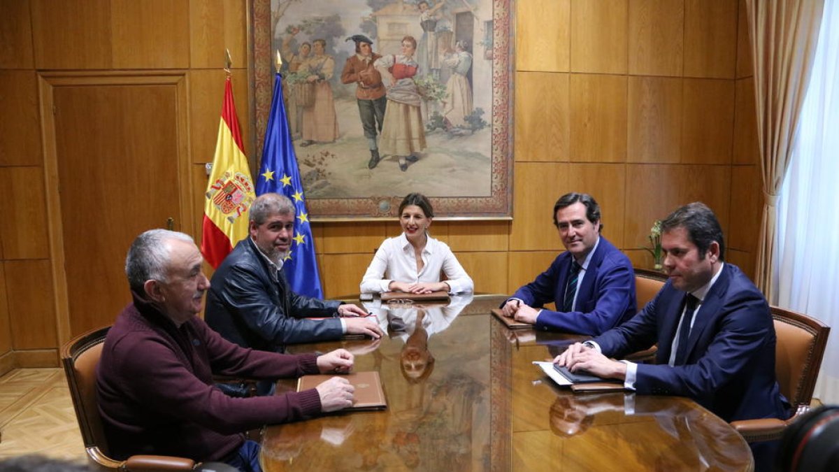 Plano general de la reunión de la ministra de Trabajo, Yolanda Díaz, con los secretarios generales de CCOO y UGT, Unai Sordo y Pepe Álvarez, y los presidentes de CEOE y Cepyme, Antonio Garamendi y Gerardo Cuerva.