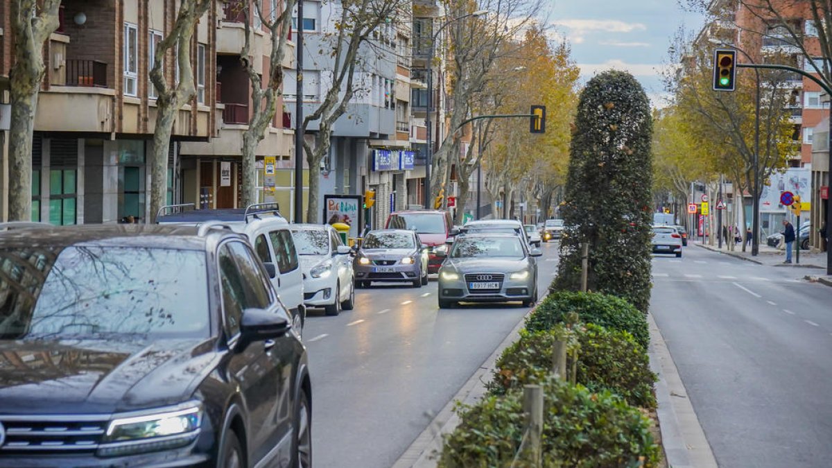 Vehículos en la avenida de los Països Catalans.