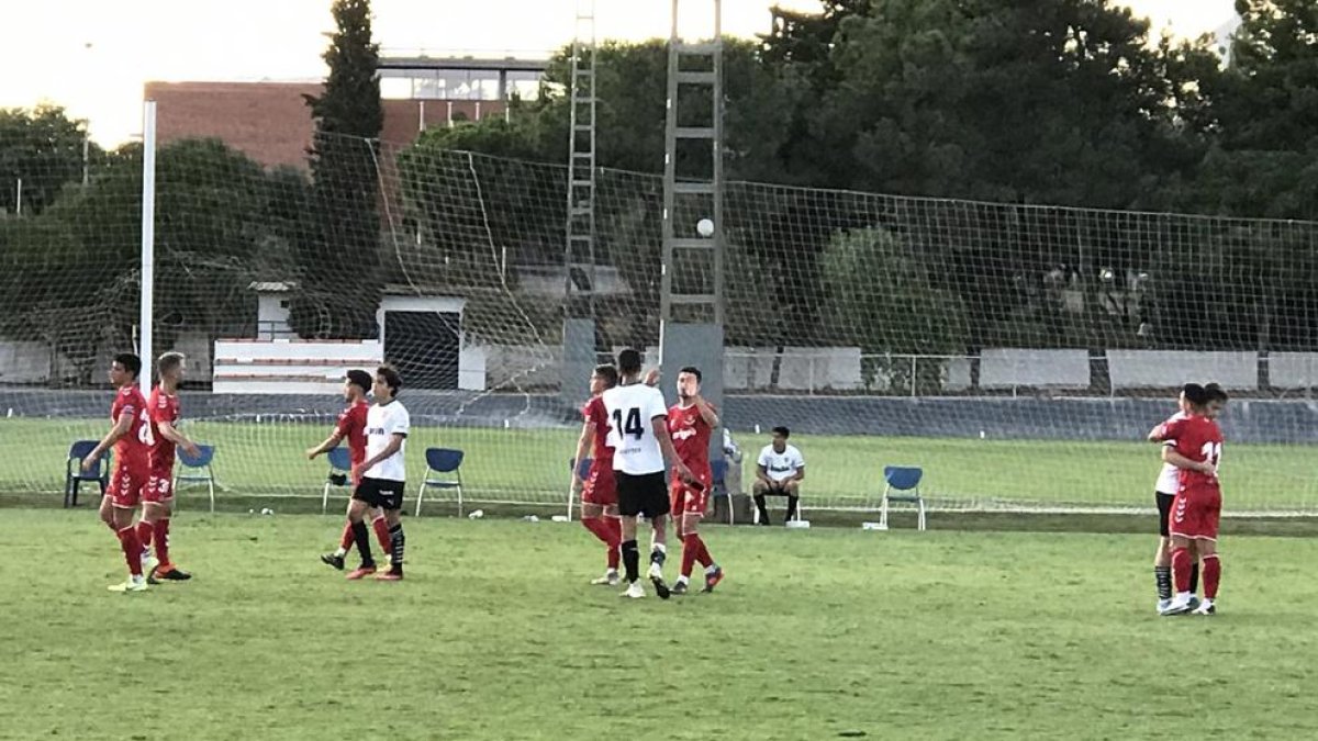 Jugadores de los dos equipos, después del partido.