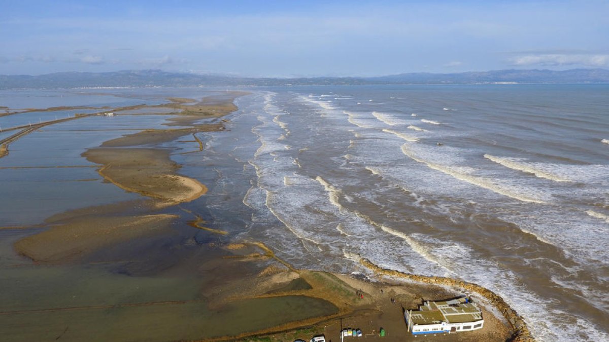 Pla aeri de la zona de la platja de la Marquesa, al delta de l'Ebre, afectada per la llevantada.