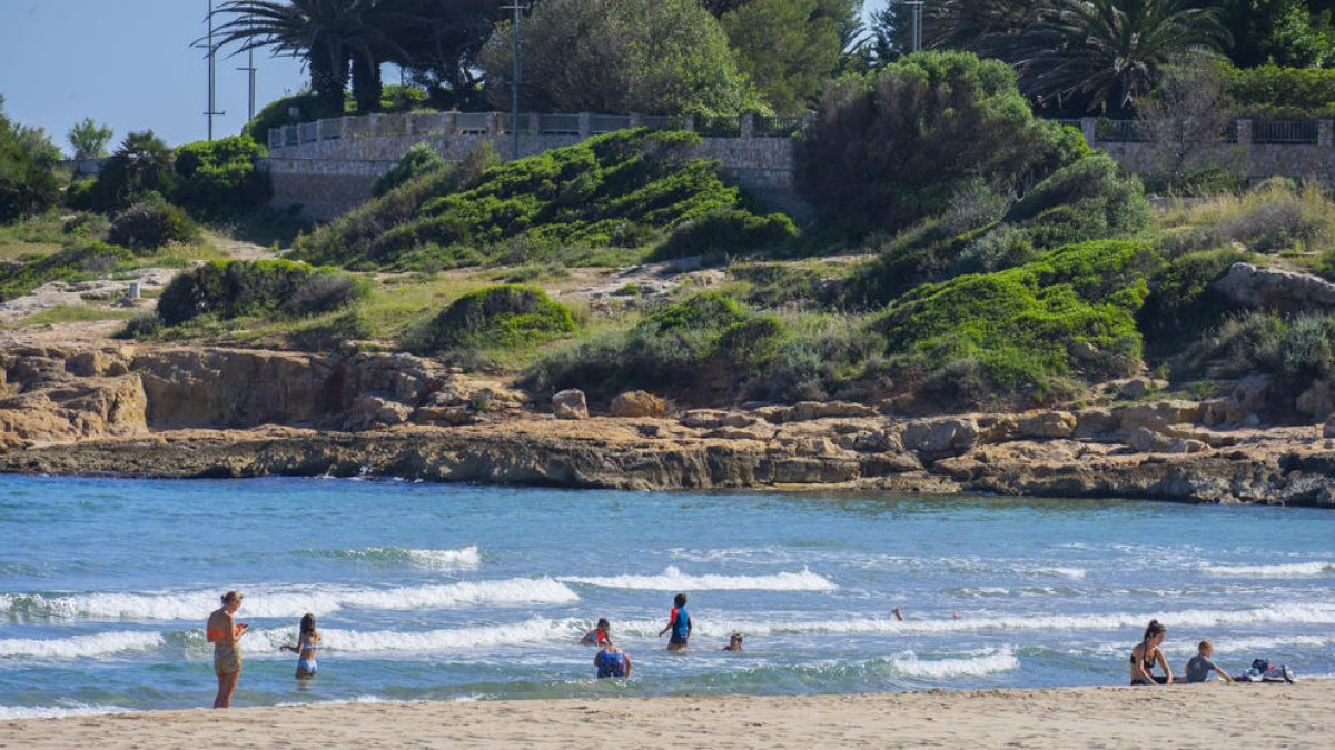 Banyistes a la platja de l'Arrabassada de Tarragona, aquest dimarts a la tarda.