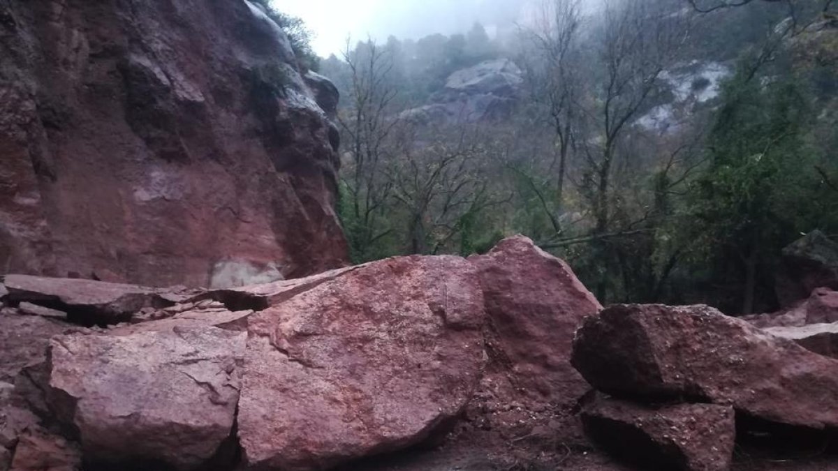 Imagen de las rocas que han caído a la vía de acceso de Siurana.