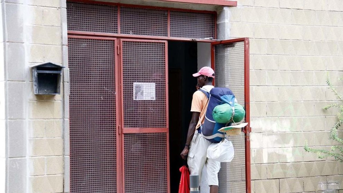 Imatge d'arxiu d'un temporer de la campanya de la fruita a Lleida.