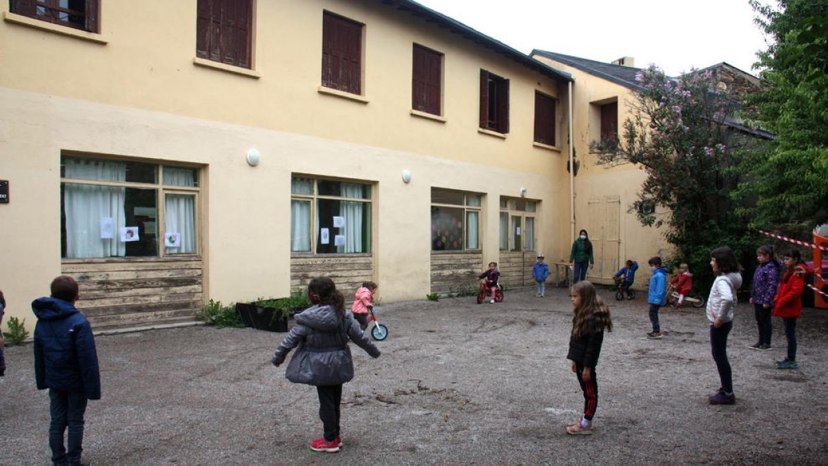 El pati d'una escola situada a la banda administrativament francesa de la Cerdanya.