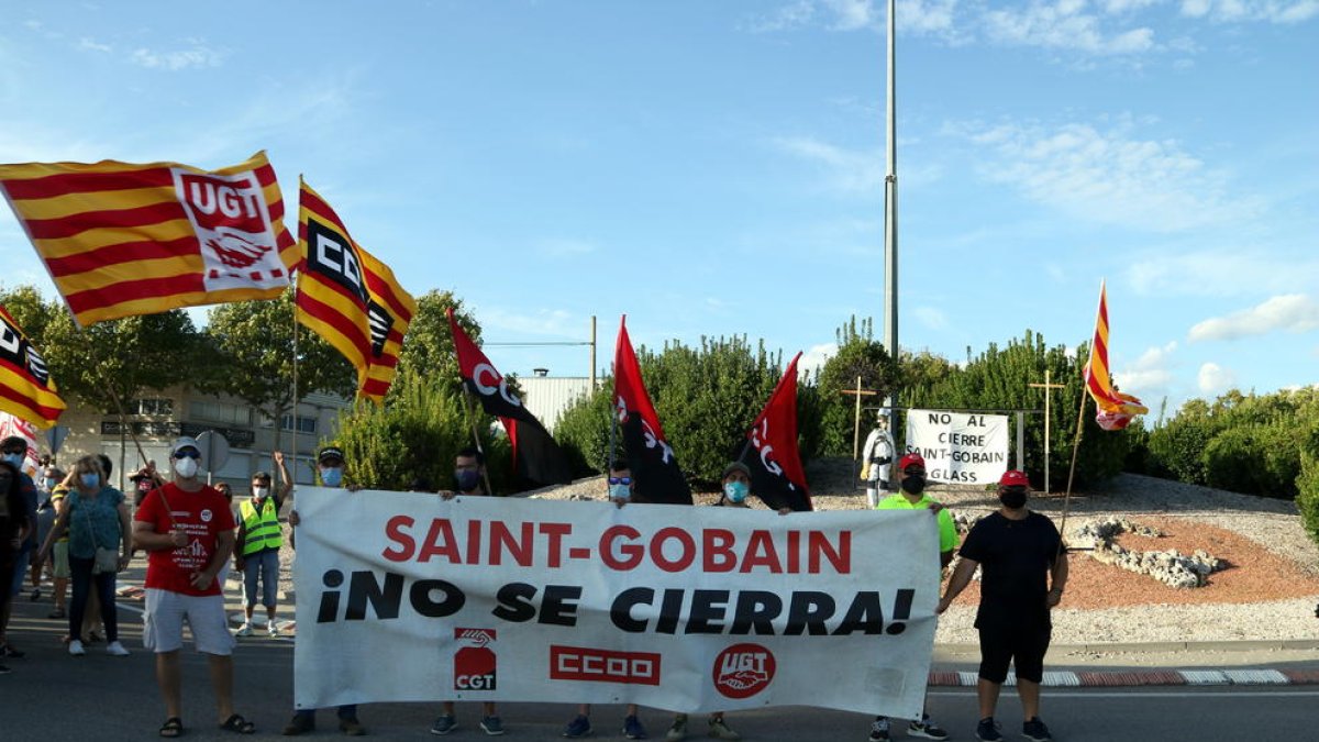 Pla general de la capçalera de la manifestació dels treballadors de la fàbrica de Saint-Gobain per denunciar el tancament de la divisió Glass