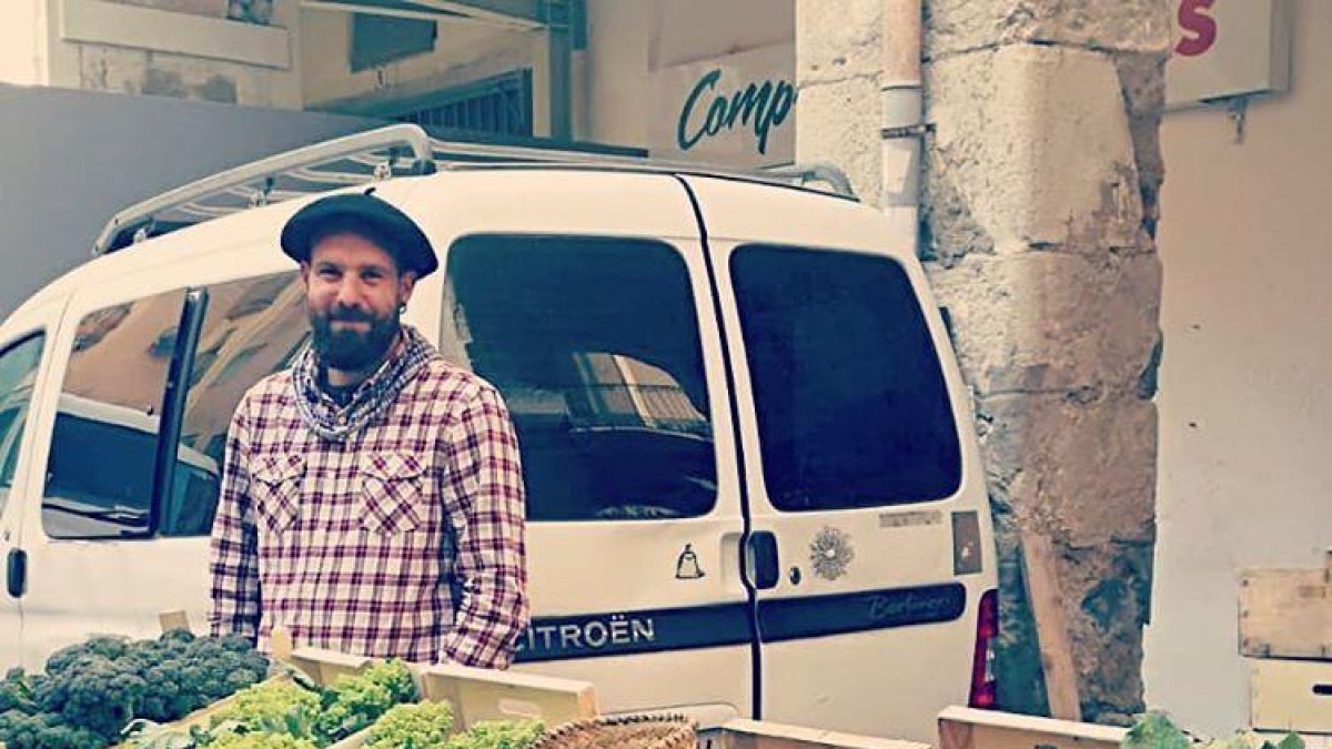 Un pagès tarragoní amb parada de fruita i verdura ecològica al mercat de Valls.