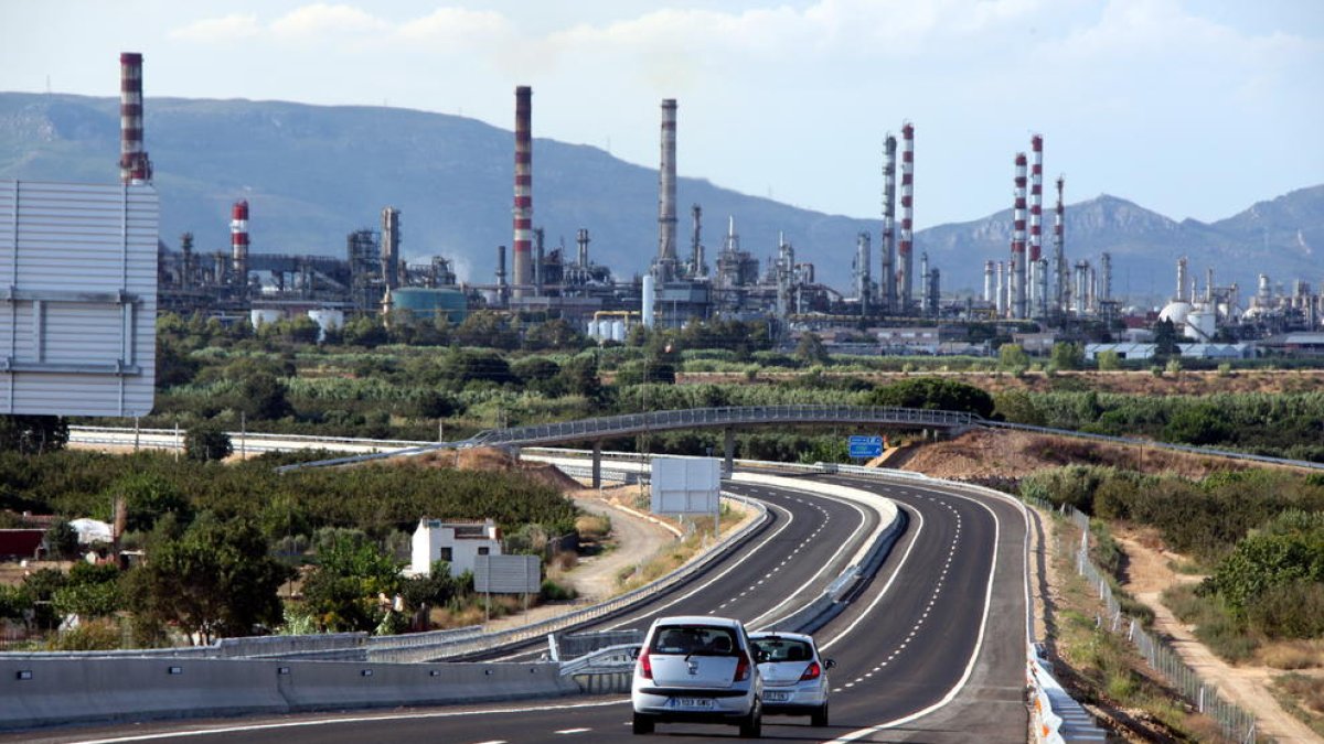 El polígon nord de Tarragona, amb les xemeneies al fons, i l'autovia A-27.