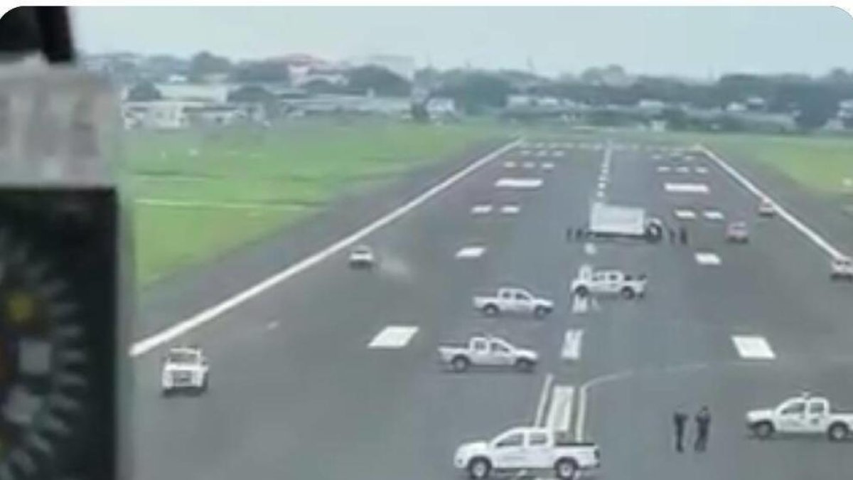 Aspecte de la pista de l'aeroport de Guayaquil plena de vehicles